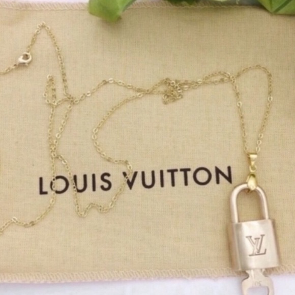 2. Louis Vuitton lock & key with gold necklace with LV box - Picture 2 of 8